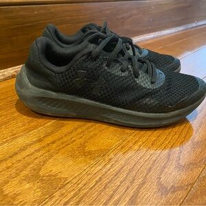Under Armour boys sneakers size 4.5